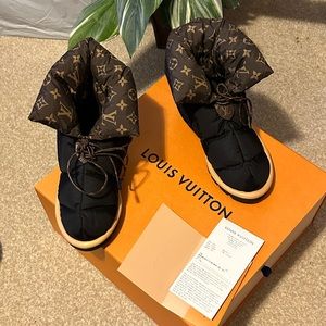 Louis Vuitton Pillow Comfort ankle boots never worn Sz 37 (6.5-7 US)